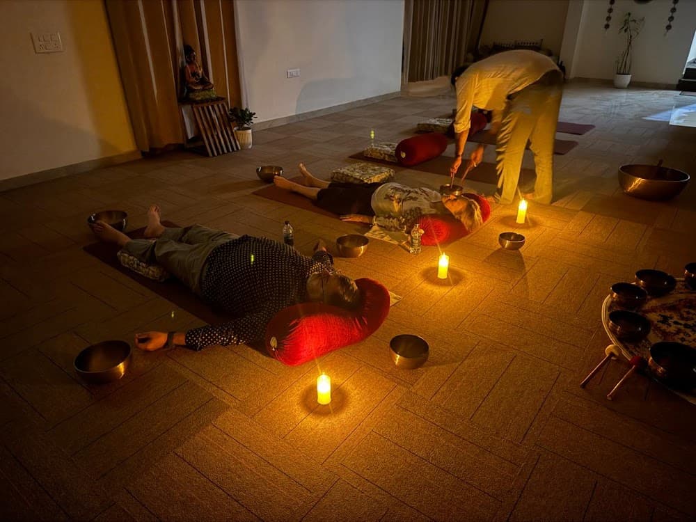 Singing bowl resonance near the crown chakra